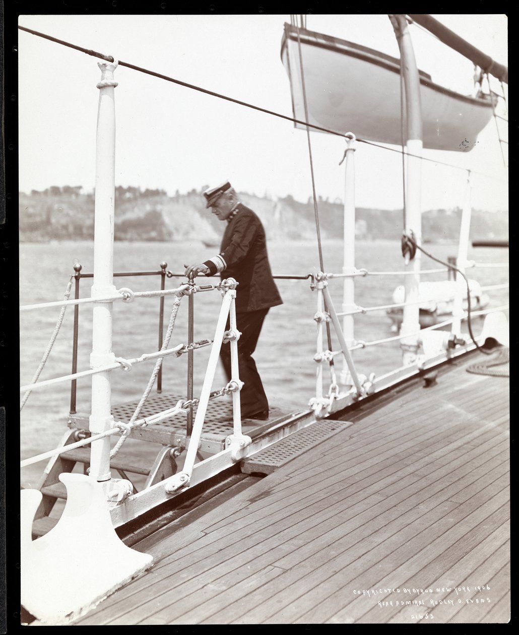 الأدميرال روبلي دونجليسون إيفانز على سطح السفينة USS Maine، 1906 (طباعة الجيلاتين الفضي) بواسطة شركة بايرون