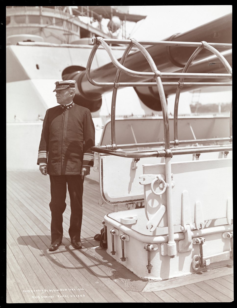 الأدميرال روبلي دونجليسون إيفانز على سطح السفينة USS Maine، 1906 (طباعة الجيلاتين الفضي) بواسطة شركة بايرون