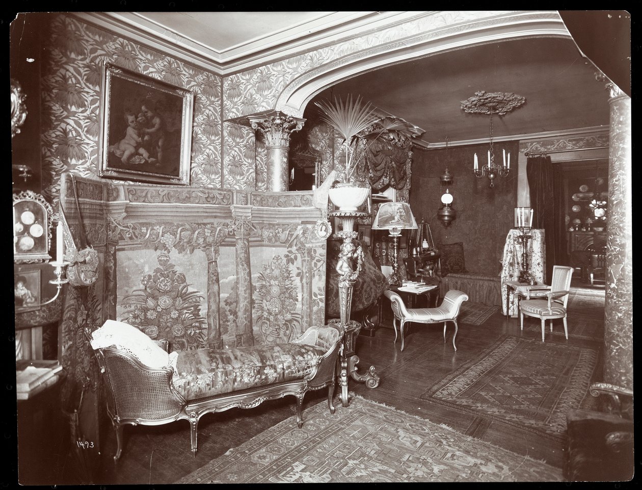 غرفة الجلوس في منزل Elsie de Wolfe في 122 East 17th Street ، نيويورك ، 1895 أو 1896 (طباعة الجيلاتين الفضي) بواسطة شركة بايرون
