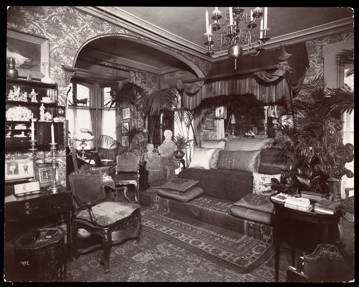 غرفة الجلوس في منزل Elsie de Wolfe في 122 East 17th Street ، نيويورك ، 1895 أو 1896 (طباعة الجيلاتين الفضي) بواسطة شركة بايرون