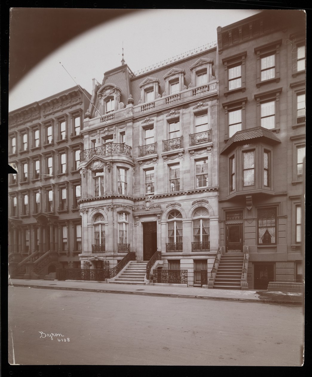 إقامة John D. Crimmins في 40 East 68th Street ، نيويورك ، 1898 (طباعة الجيلاتين الفضي) بواسطة شركة بايرون