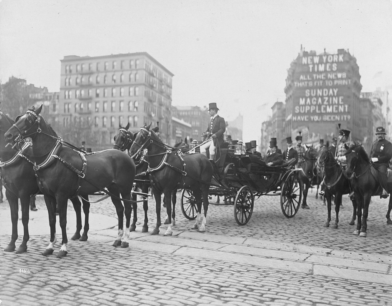 الموكب المرتبط بتكريس قبر جرانت على محرك ريفرسايد ، من المفترض أن يكون في 27 أبريل 1897 ، نيويورك (طباعة الجيلاتين الفضي) بواسطة شركة بايرون