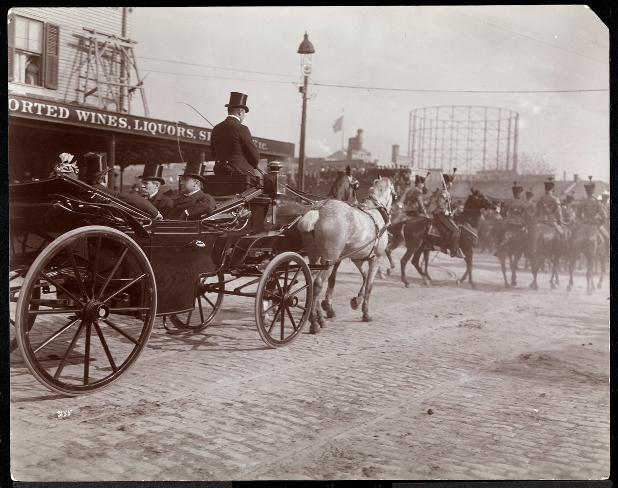 الموكب المرتبط بتكريس قبر جرانت على محرك ريفرسايد ، من المفترض أن يكون في 27 أبريل 1897 ، نيويورك (طباعة الجيلاتين الفضي) بواسطة شركة بايرون