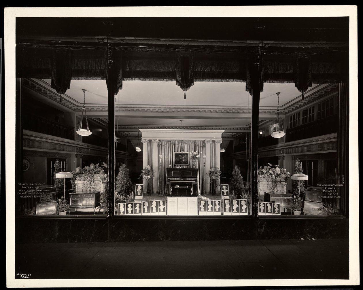 واجهة شركة Aeolian في 29 West 42nd Street أو 689 Fifth Avenue ، New York ، 1923 (طباعة الجيلاتين الفضي) بواسطة شركة بايرون