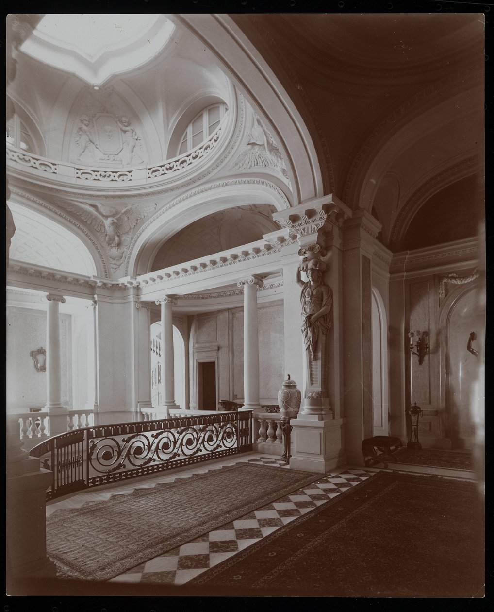 الدرج العلوي في منزل الكونتيسة دي غاناي ، باريس ، c.1900 (طباعة الجيلاتين الفضي) بواسطة شركة بايرون