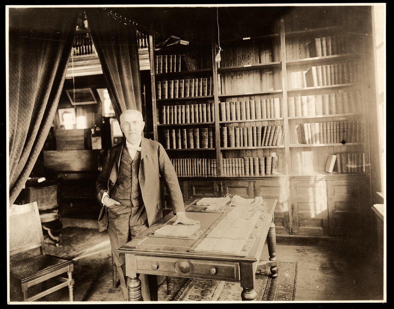 توماس إديسون في مكتبته ، 1904 (طباعة الجيلاتين الفضي) بواسطة شركة بايرون