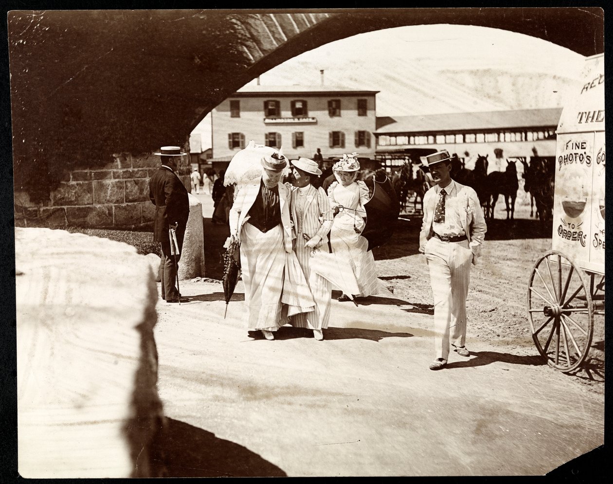 ثلاث نساء ورجل يمشون في رصيف Narragansett مع عربة مصور متنقل ، رود آيلاند ، 1891 (طباعة الجيلاتين الفضي) بواسطة شركة بايرون