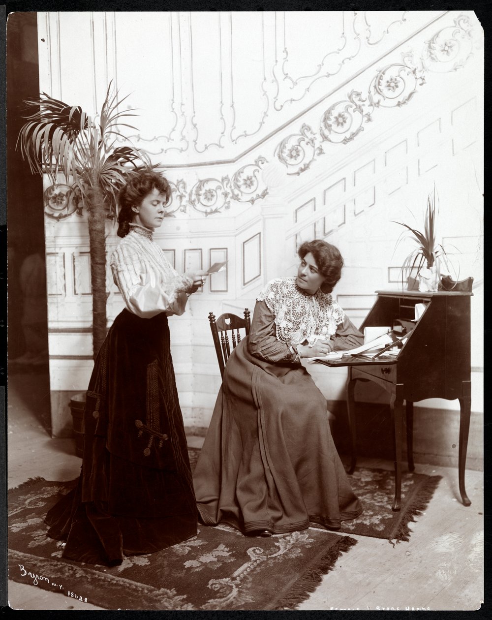 يدان على خشبة المسرح على خشبة المسرح ، التمثيل ، نيويورك ، 1904 (طباعة الجيلاتين الفضي) بواسطة شركة بايرون