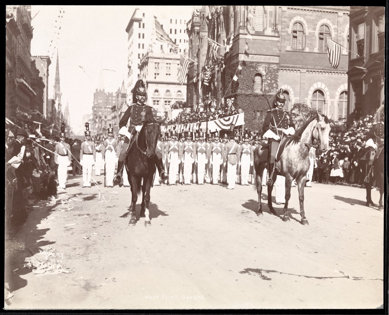 منظر لطلاب ويست بوينت في موكب ديوي في الجادة الخامسة ، نيويورك ، 1899 (طباعة الجيلاتين الفضي) بواسطة شركة بايرون