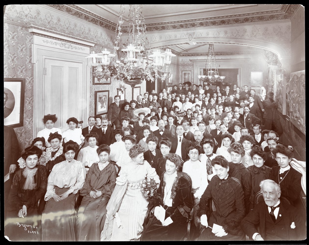 منظر لحشد في غرفة في معهد الشعب ، نيويورك ، 1904 (طباعة الجيلاتين الفضي) بواسطة شركة بايرون