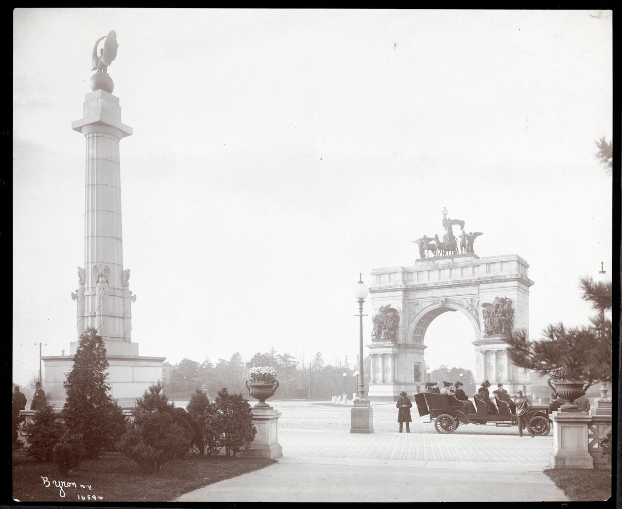 منظر لعربة خيول عند مدخل حديقة بروسبكت ، بروكلين ، 1903 (طباعة الجيلاتين الفضي) بواسطة شركة بايرون