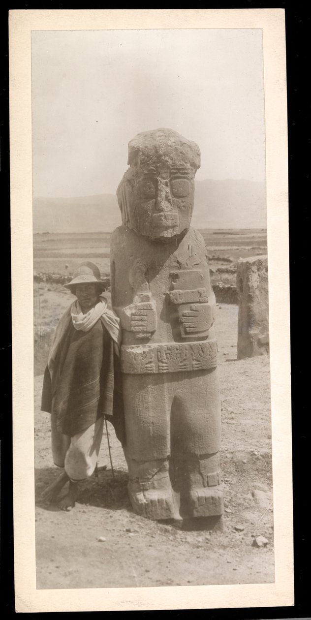 منظر لشكل كبير منحوت ، يبدو أنه قديم ، مع رجل يقف بجانبه ، 1896 (طباعة الجيلاتين الفضي) بواسطة شركة بايرون