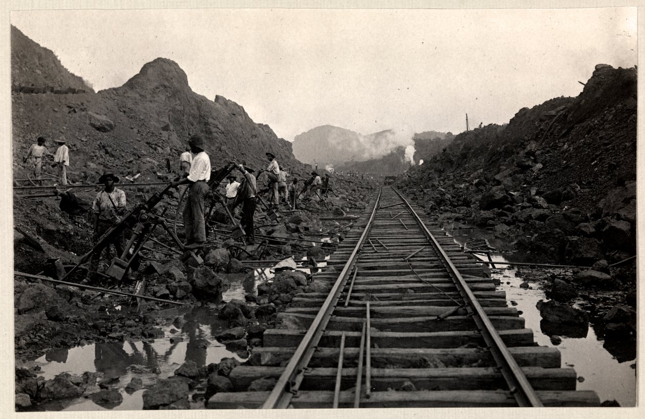 منظر للعمال الذين يحفرون قناة بنما بمسارات السكك الحديدية عبر الخندق ، 1912 أو 1913 (طباعة الجيلاتين الفضي) بواسطة شركة بايرون