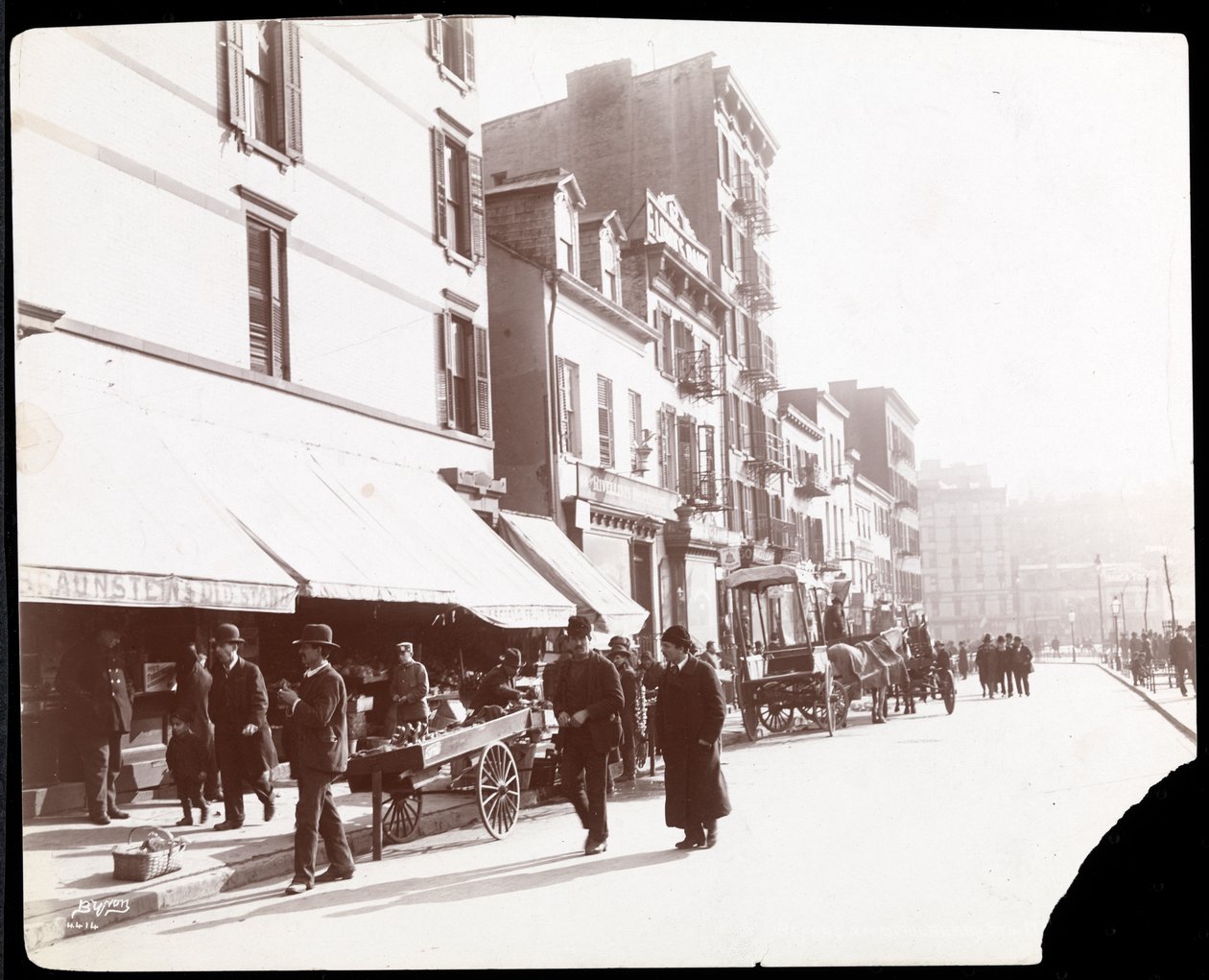 منظر لبائعي الشوارع الذين يبيعون الفاكهة ، نيويورك ، 1898 (طباعة الجيلاتين الفضي) بواسطة شركة بايرون