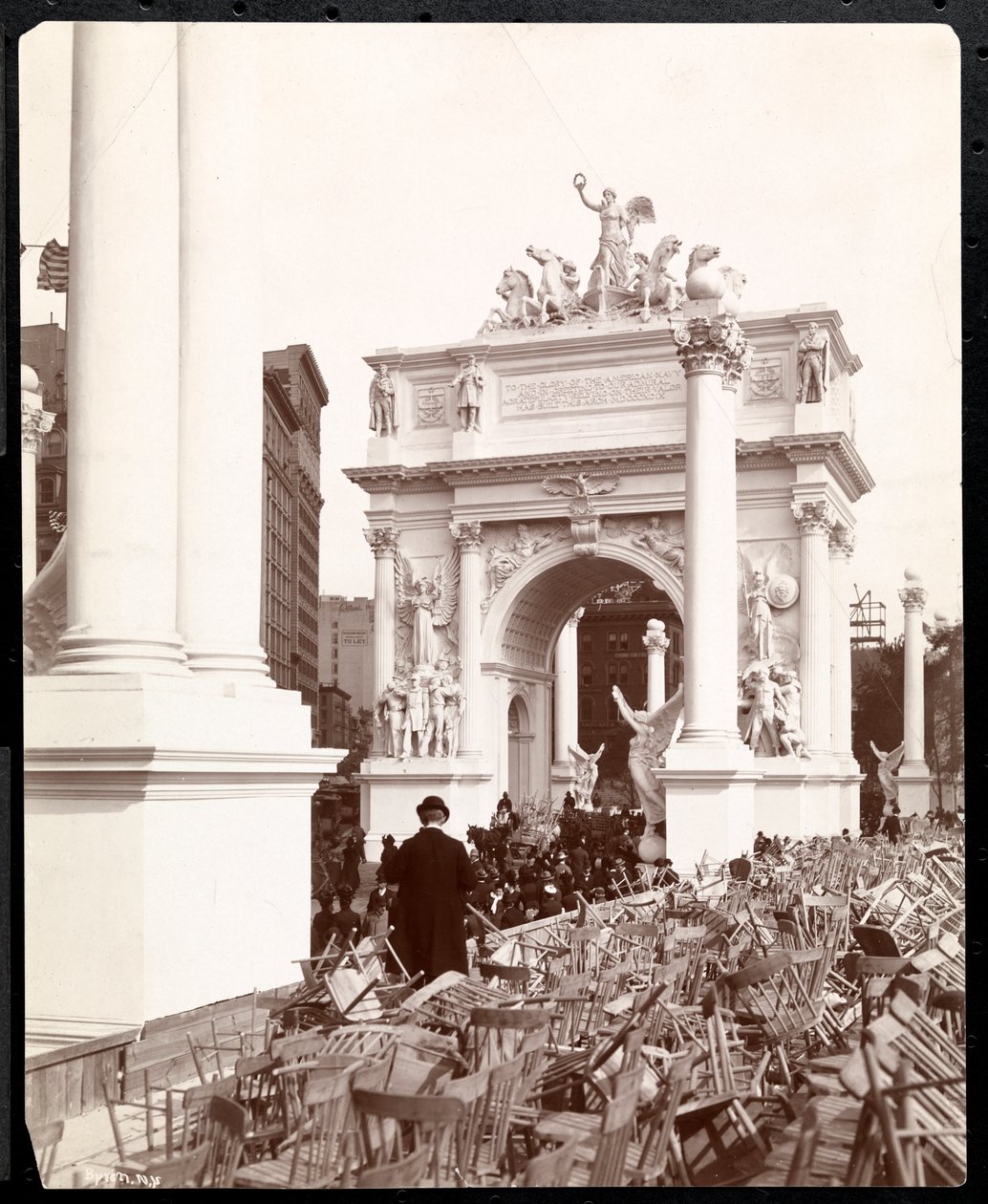 منظر لقوس ديوي في الجادة الخامسة وميدان ماديسون بعد موكب ديوي ، نيويورك ، 1899 (طباعة الجيلاتين الفضي) بواسطة شركة بايرون