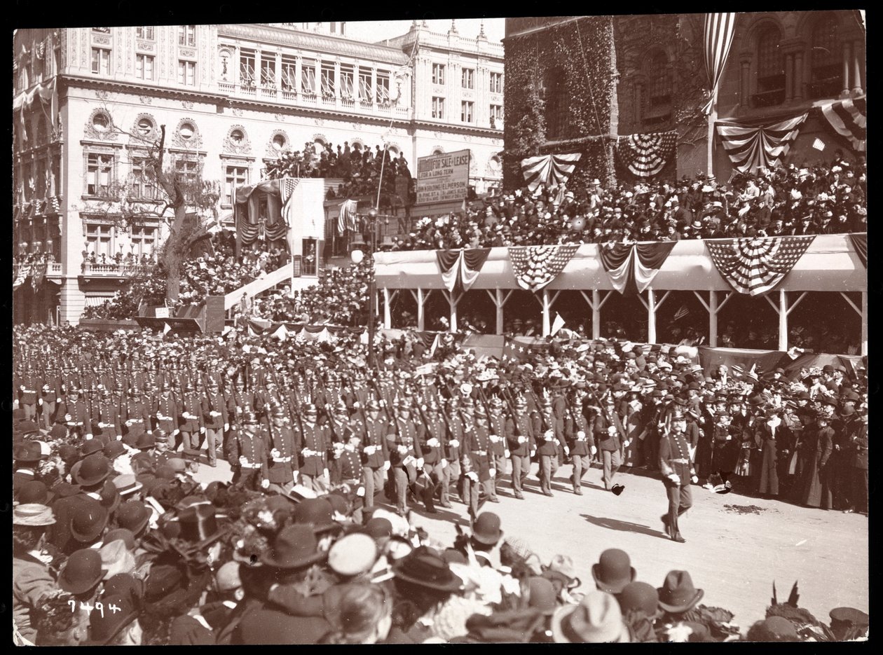 منظر للحشد ومجموعة عسكرية مسيرة في موكب ديوي في الجادة الخامسة ، نيويورك ، 1899 (طباعة الجيلاتين الفضي) بواسطة شركة بايرون