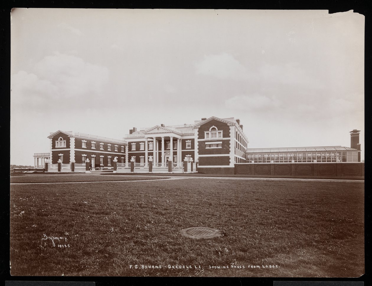 منظر للمنزل الرئيسي من النزل ، في ملكية FG Bourne في Oakdale ، Long Island ، نيويورك ، 1900 (طباعة الجيلاتين الفضي) بواسطة شركة بايرون