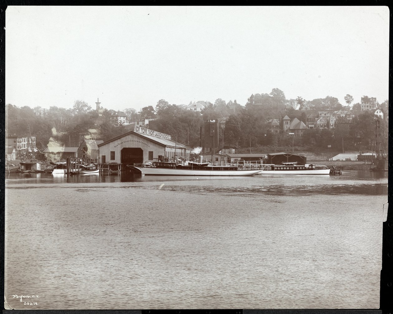 منظر لرصيف السفن واليخوت في يخت نيويورك ، Launch und Engine Co. على نهر هارلم ، نيويورك ، 1905 (طباعة الجيلاتين الفضي) بواسطة شركة بايرون