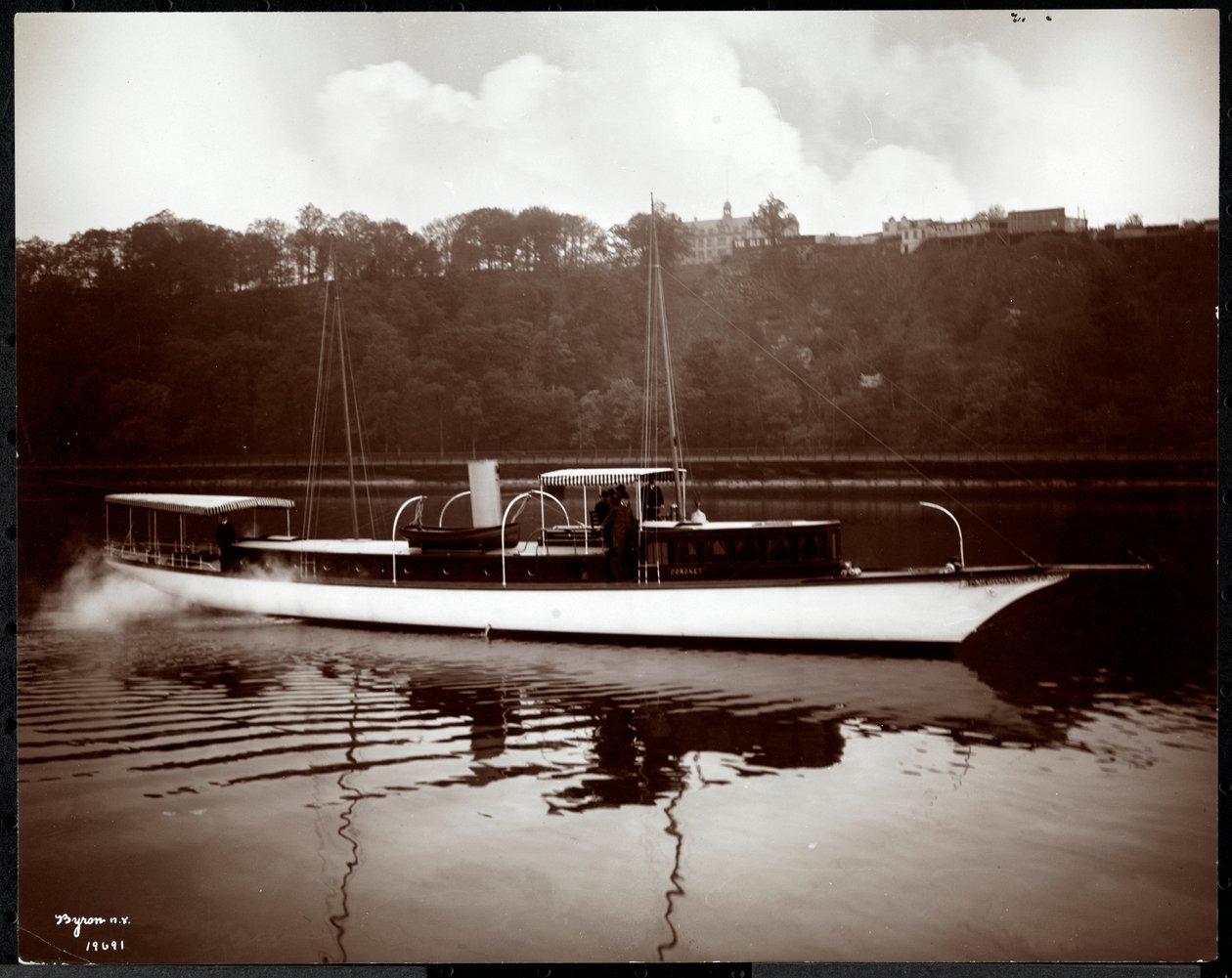 منظر لليخت Coronet في New York Yacht ، Launch und Engine Co. على نهر Harlem ، نيويورك ، 1905 (طباعة الجيلاتين الفضي) بواسطة شركة بايرون