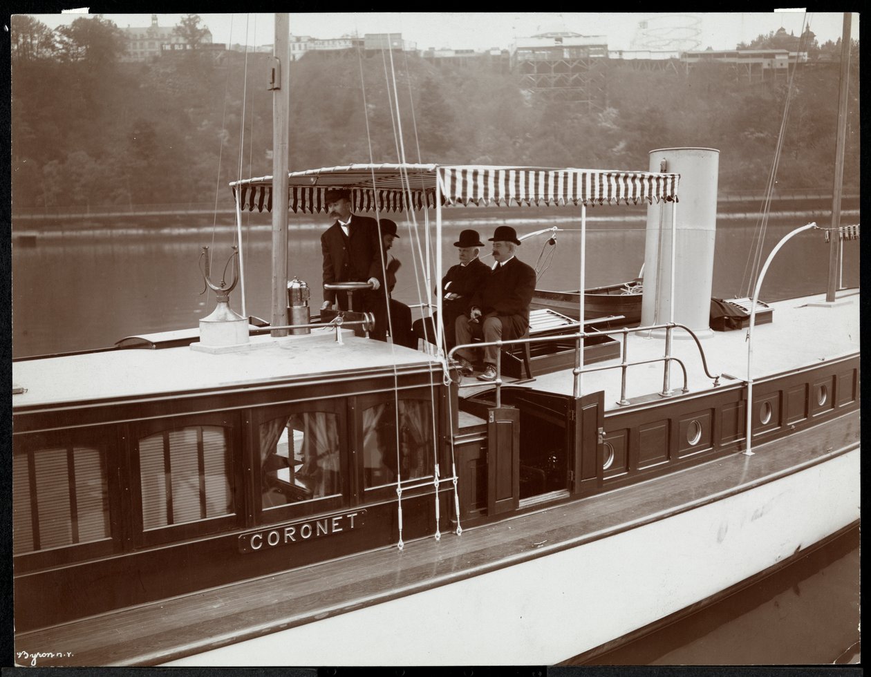 منظر لليخت Coronet في New York Yacht ، Launch und Engine Co. على نهر Harlem ، نيويورك ، 1905 (طباعة الجيلاتين الفضي) بواسطة شركة بايرون