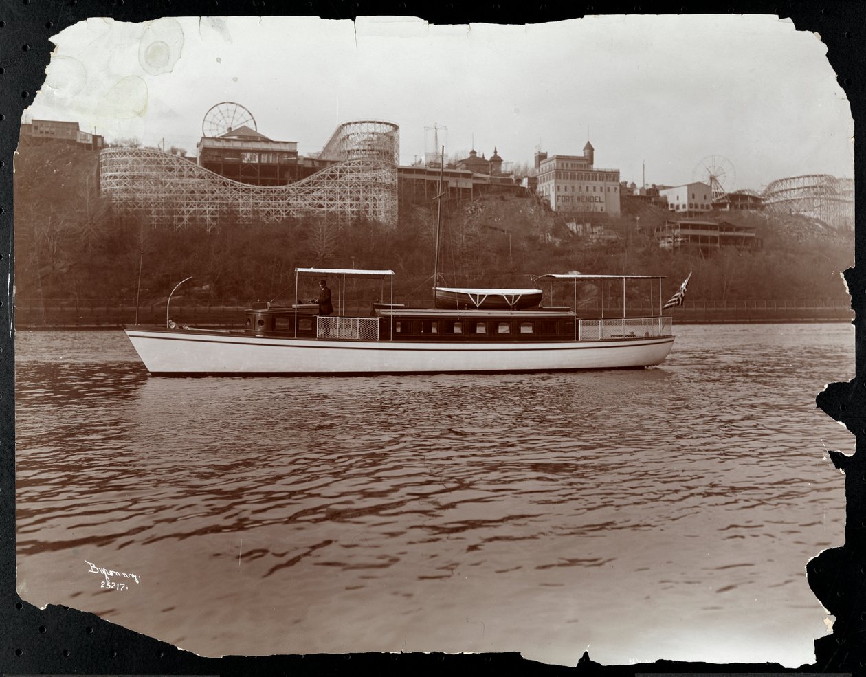 منظر لليخوت Mousquetaire في يخت نيويورك ، Launch und Engine Co. على نهر هارلم ، نيويورك ، 1905 (طباعة الجيلاتين الفضي) بواسطة شركة بايرون