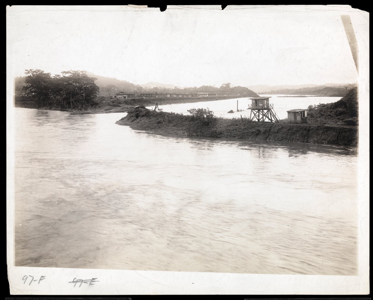 منظر للممر المائي أثناء بناء قناة بنما مع إسكان العمال الجاهز بعد عام 1912 أو 1913 (طباعة الجيلاتين الفضي) بواسطة شركة بايرون