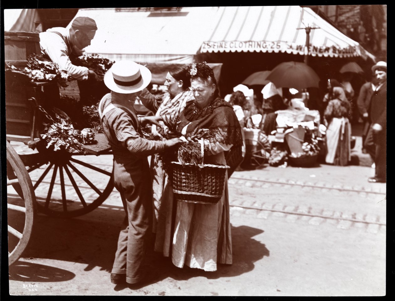 منظر لنساء يشترون خضروات من بائع متجول في الشارع ، نيويورك ، 1898 (طباعة الجيلاتين الفضي) بواسطة شركة بايرون