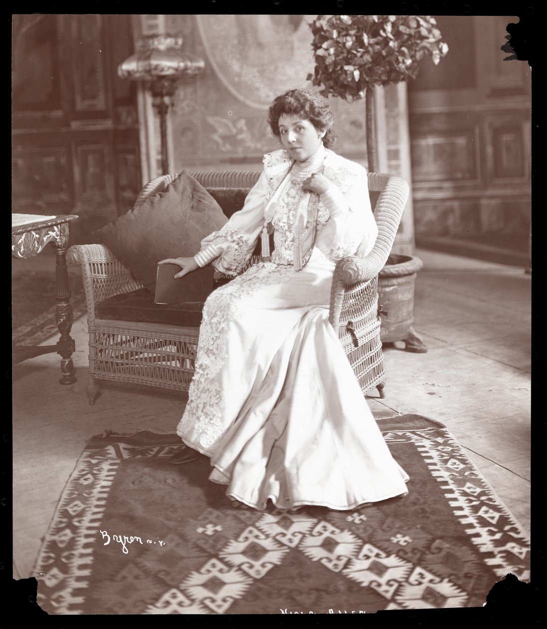 فيولا ألين ، c.1903 (طباعة الجيلاتين الفضي) بواسطة شركة بايرون