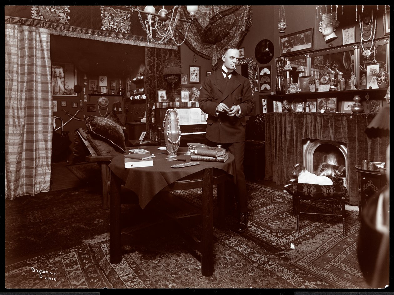 ويل ر. بارنز يقف على طاولة في مرسمه ، 1903 (طباعة الجيلاتين الفضي) بواسطة شركة بايرون
