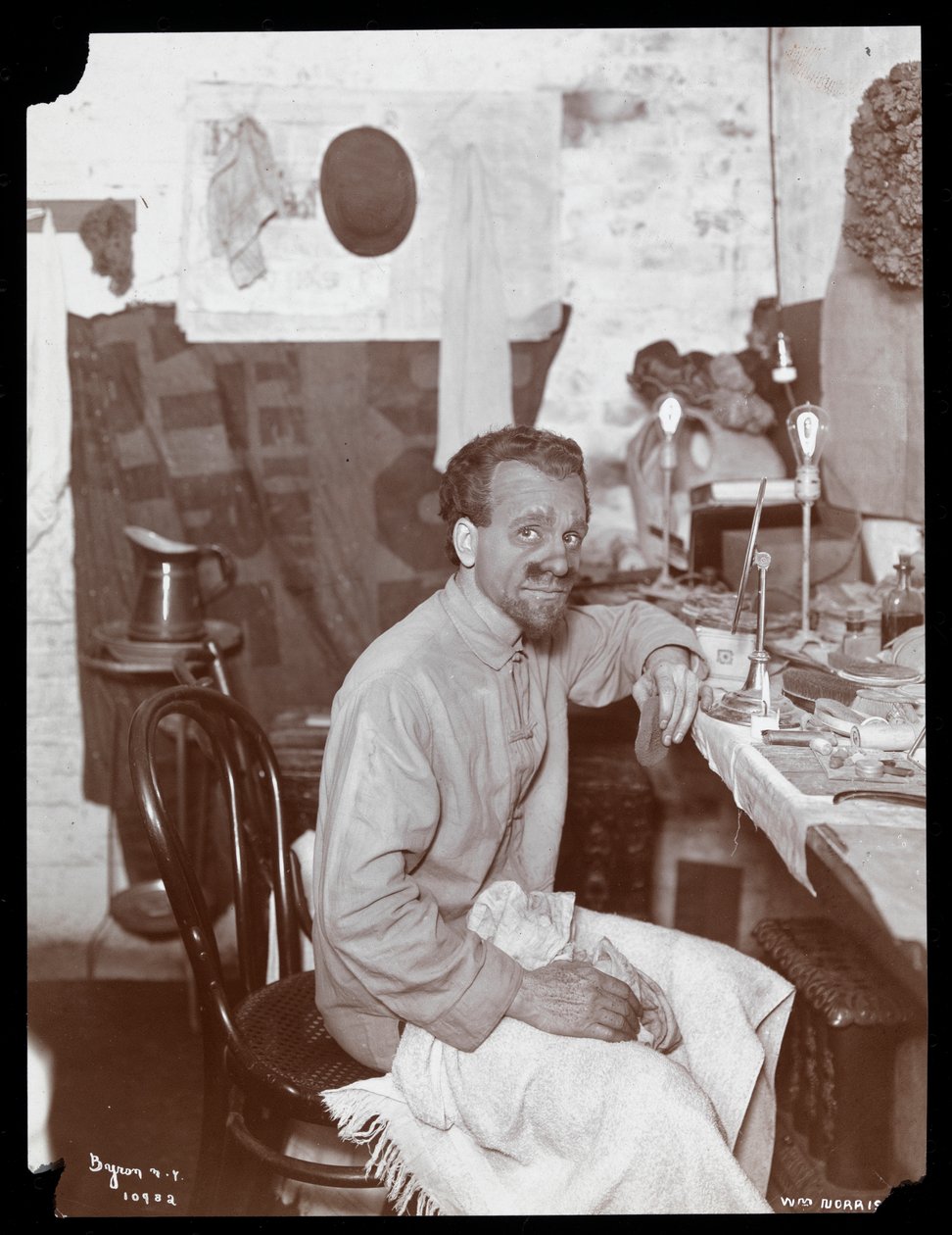 ويليام نوريس يطبق مكياجًا لشخصيته من King&39;s Jester في `` قصر الملك &39;&39; ، c.1901 (طباعة الجيلاتين الفضي) بواسطة شركة بايرون