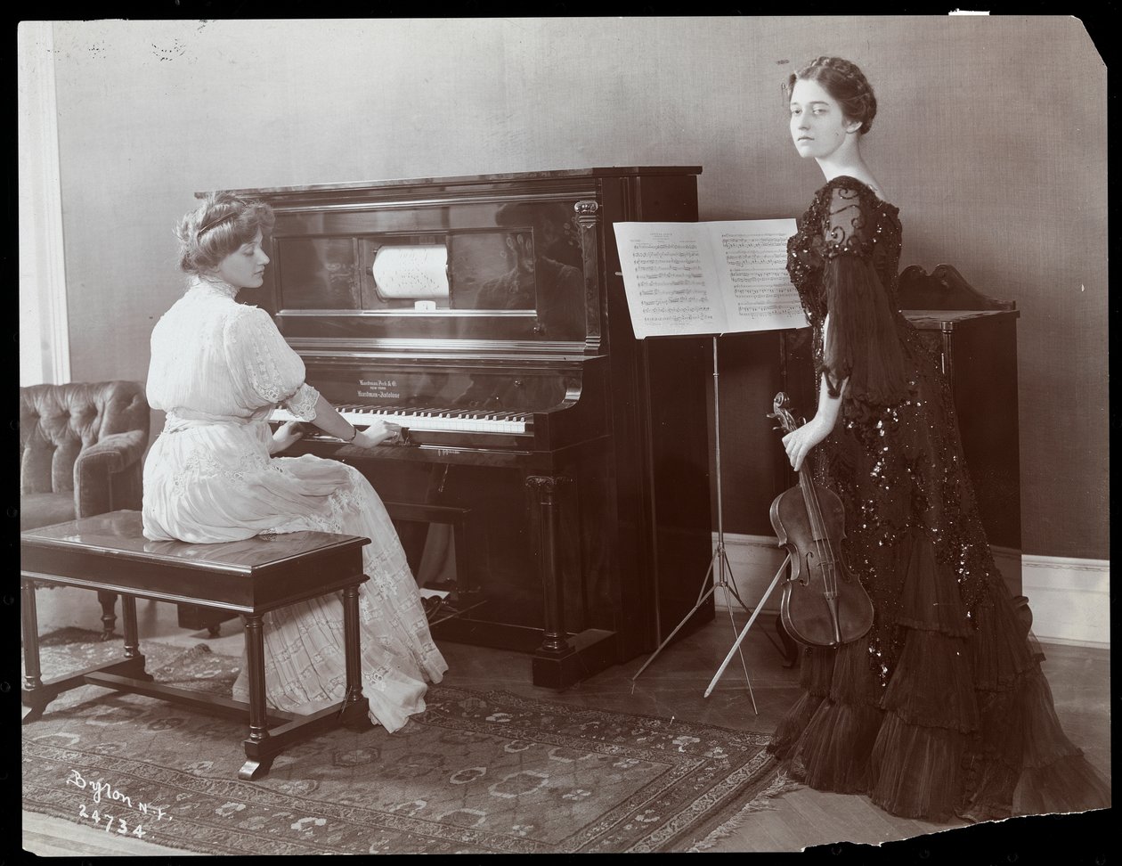نساء يعزفن على البيانو والكمان ، نيويورك ، 1907 (طباعة الجيلاتين الفضي) بواسطة شركة بايرون