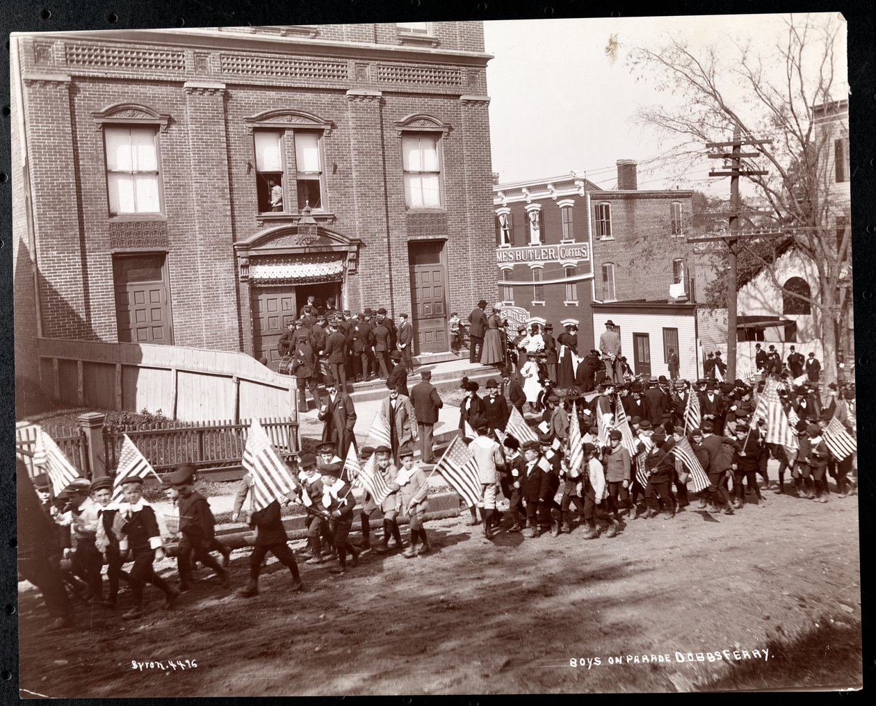 الأولاد الصغار الذين يحملون أعلامًا يسيرون في موكب في Dobbs Ferry ، نيويورك ، 1898 (طباعة الجيلاتين الفضي) بواسطة شركة بايرون