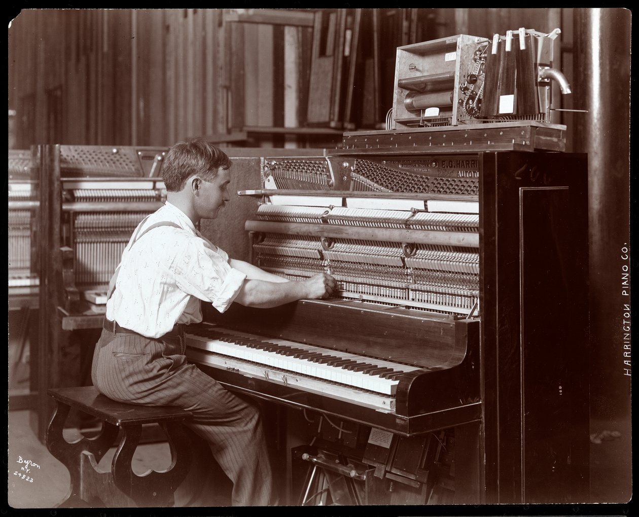 رجل يعمل في مصنع شركة Harrington Piano ، 1907 (طباعة الجيلاتين الفضي) بواسطة شركة بايرون