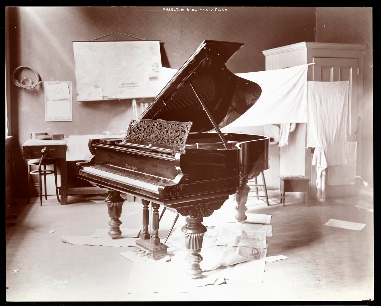 بيانو من شركة Hazelton Brothers Piano Co. في University Place ، نيويورك ، 1898 (طباعة الجيلاتين الفضي) بواسطة شركة بايرون