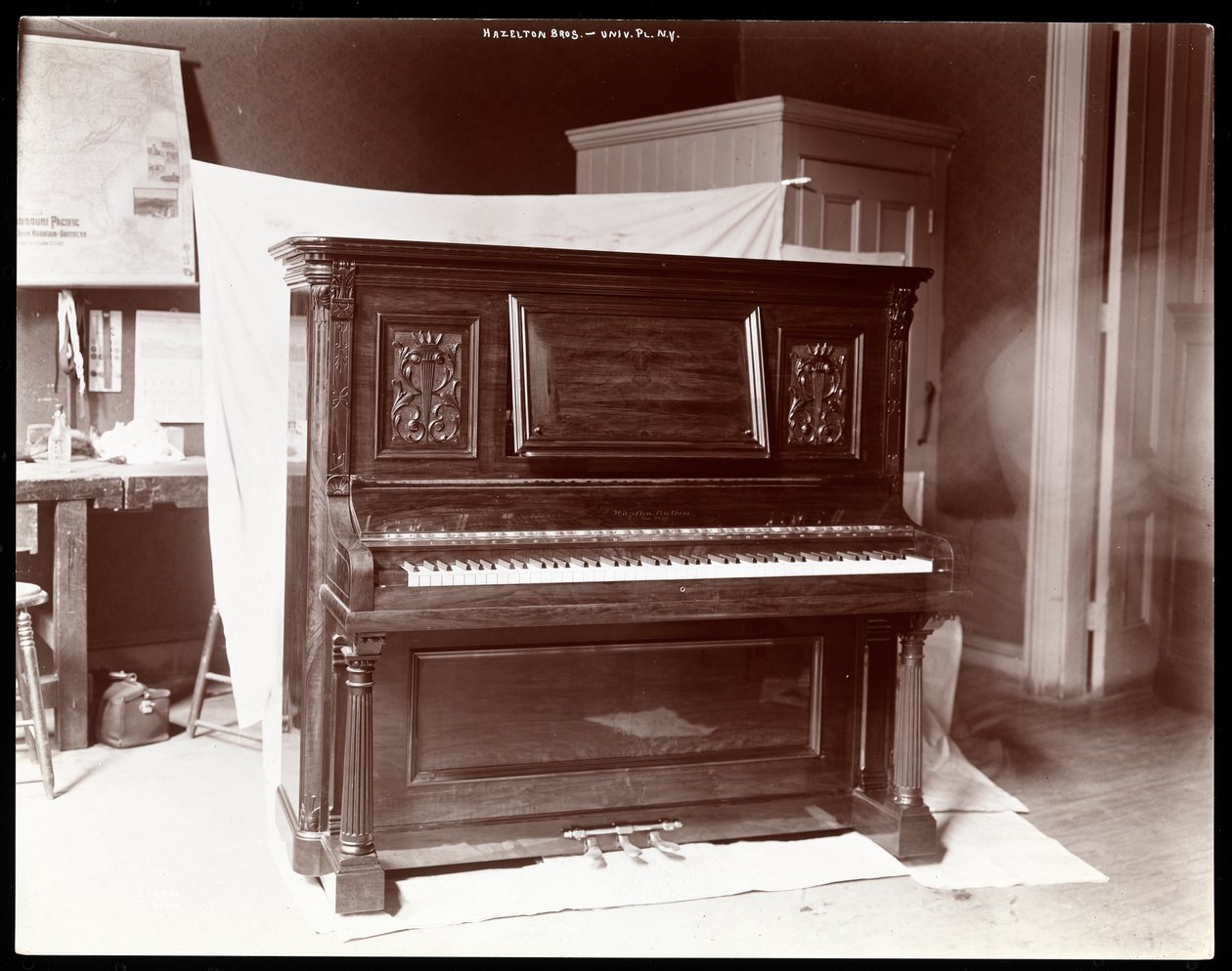 بيانو من شركة Hazelton Brothers Piano Co. في University Place ، نيويورك ، 1898 (طباعة الجيلاتين الفضي) بواسطة شركة بايرون