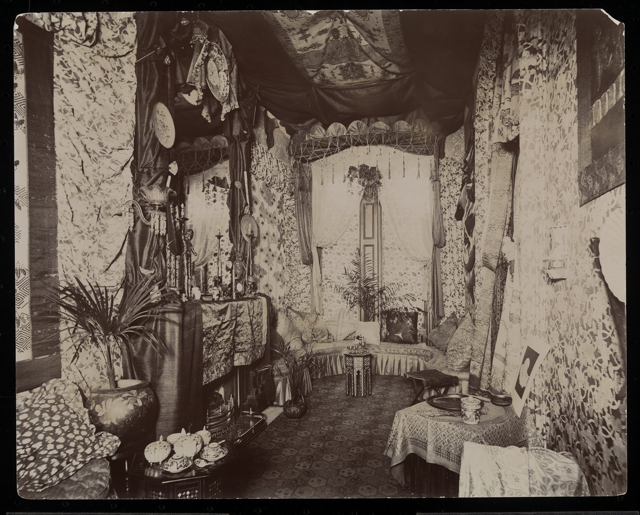 غرفة جلوس مزخرفة في مقر Blakely Hall في 11 West 45th Street ، نيويورك ، 1896-1898 (طباعة الجيلاتين الفضي) بواسطة شركة بايرون