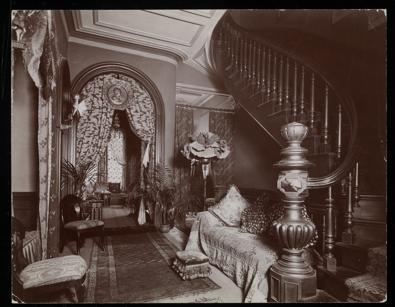غرفة جلوس مزخرفة في مقر Blakely Hall في 11 West 45th Street ، نيويورك ، 1896-1898 (طباعة الجيلاتين الفضي) بواسطة شركة بايرون