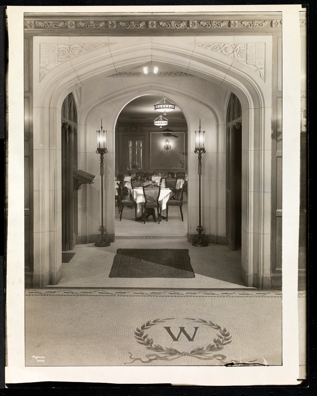 الممر المؤدي إلى غرفة الطعام في فندق Woodward ، Broadway and 55th Street ، New York ، 1920 (طباعة الجيلاتين الفضي) بواسطة شركة بايرون