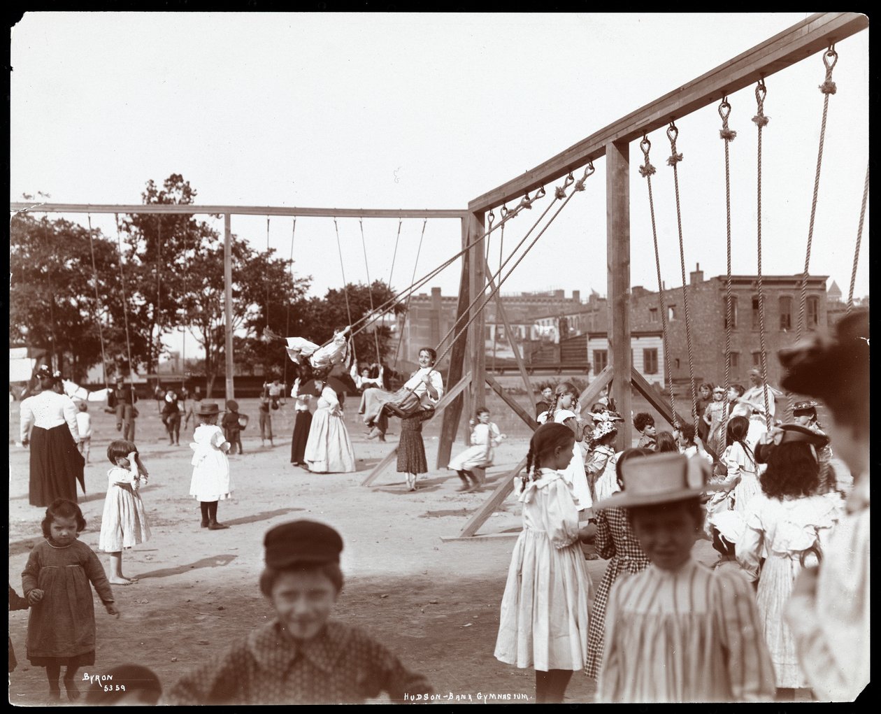 أطفال يتأرجحون في ملعب وملعب هدسون بنك ، الشارع 53 والجادة 11 ، نيويورك ، 1898 (طباعة الجيلاتين الفضي) بواسطة شركة بايرون