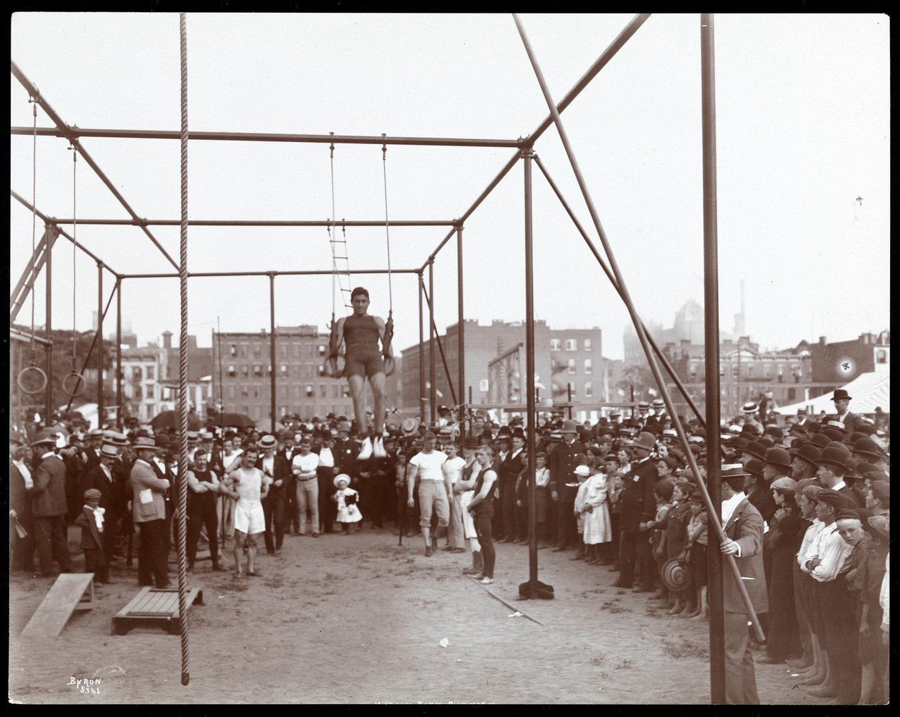 الحشد يراقب لاعب جمباز في ملعب وملعب هدسون بنك ، الشارع 53 والجادة 11 ، نيويورك ، 1898 (طباعة الجيلاتين الفضي) بواسطة شركة بايرون