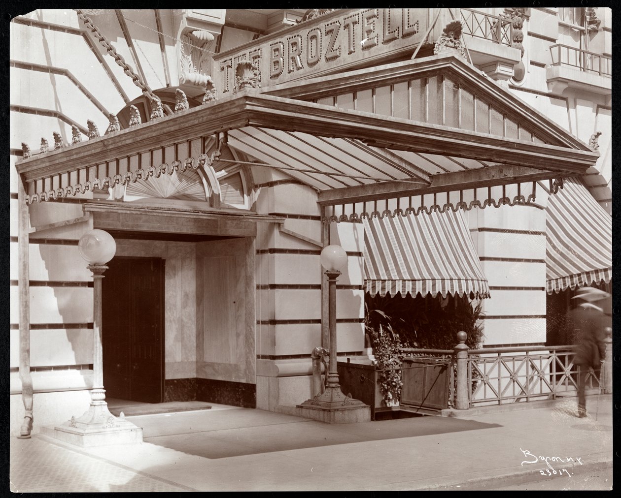 مدخل فندق Broztell ، 3 East 27th Street ، نيويورك ، 1906 (طباعة الجيلاتين الفضي) بواسطة شركة بايرون