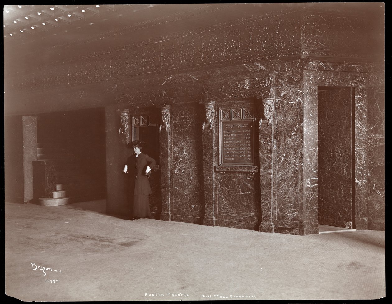 إيثيل باريمور في ردهة مسرح هدسون في نيويورك ، 1903 (طباعة الجيلاتين الفضي) بواسطة شركة بايرون