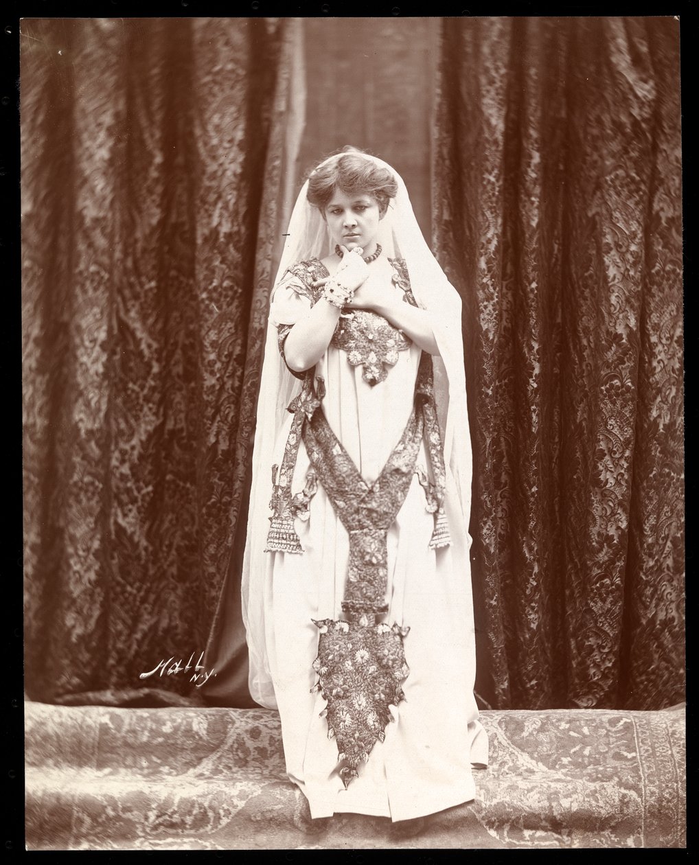 إيفا فاي في حديقة Hammerstein&39;s Roof ، نيويورك ، c.1910 (طباعة الجيلاتين الفضي) بواسطة شركة بايرون