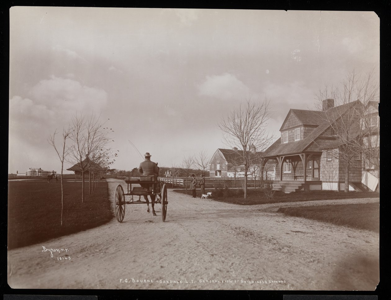 منظر عام للمنازل والمباني في ملكية FG Bourne في Oakdale ، Long Island ، نيويورك ، 1900 (طباعة الجيلاتين الفضي) بواسطة شركة بايرون