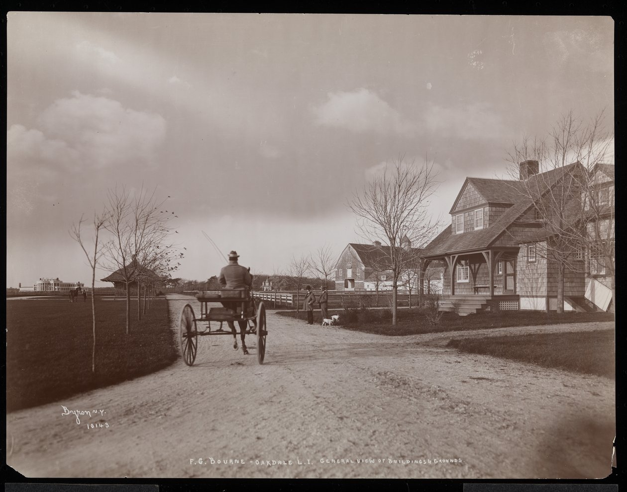 منظر عام للمنازل والمباني في ملكية FG Bourne في Oakdale ، Long Island ، نيويورك ، 1900 (طباعة الجيلاتين الفضي) بواسطة شركة بايرون
