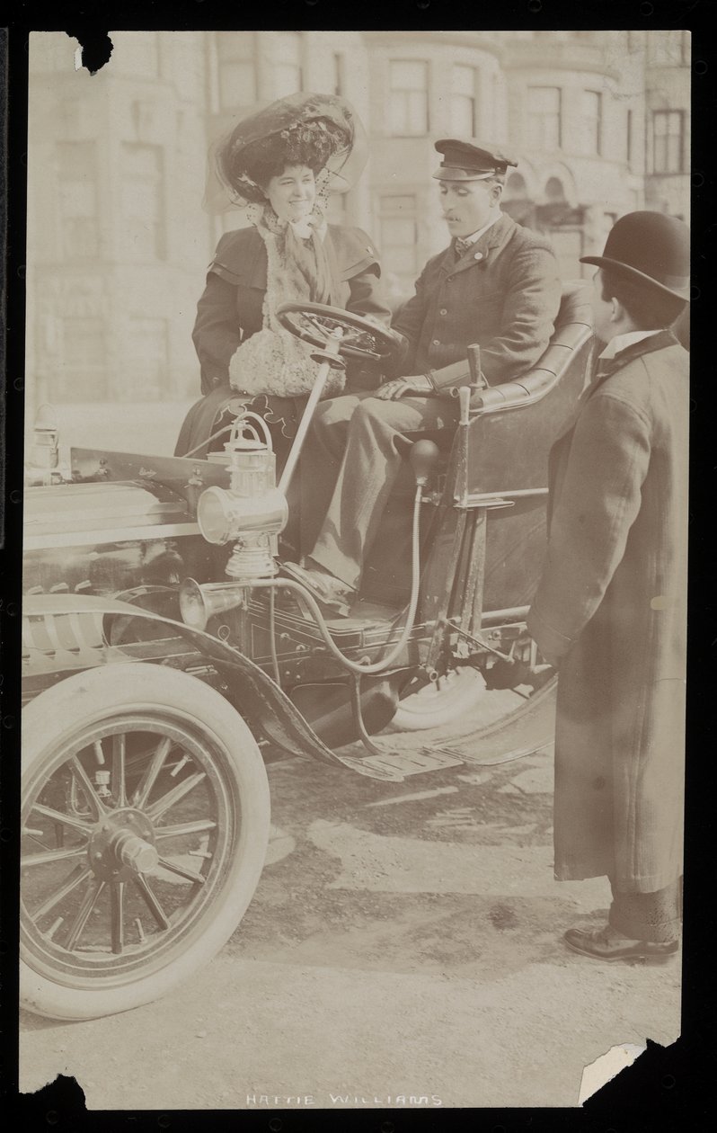 هاتي ويليامز يجلس مع سائق في واحدة من أولى سيارات مدينة نيويورك ، نيويورك ، 1890-1910 (طباعة الجيلاتين الفضي) بواسطة شركة بايرون