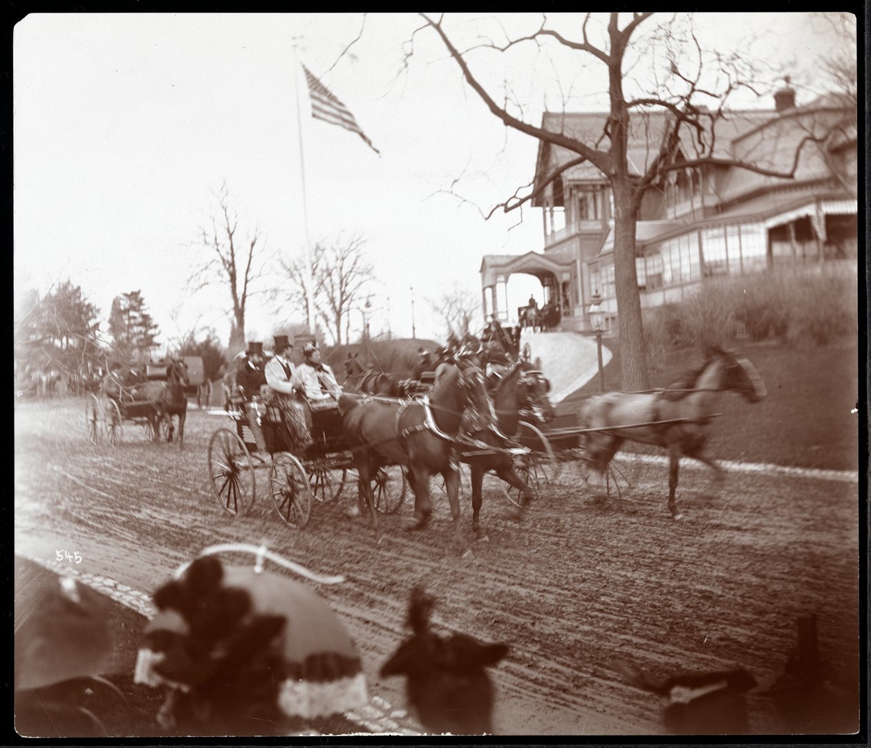 عربات Horsedrawn على Riverside Drive أمام Claremont Inn ، نيويورك ، c.1895 (طباعة الجيلاتين الفضي) بواسطة شركة بايرون