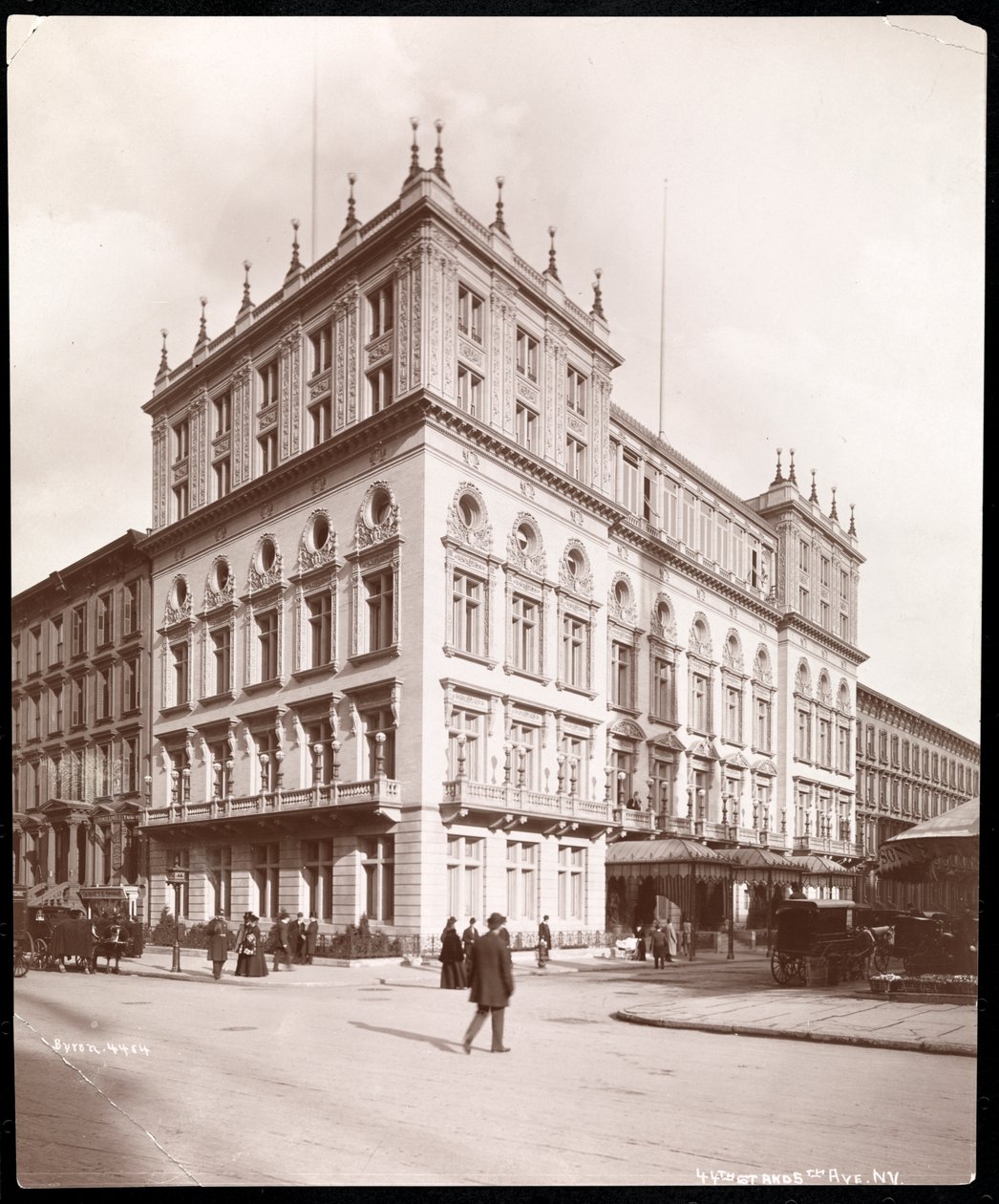 فندق Delmonico في الشارع 44 والجادة الخامسة ، نيويورك ، 1898 (طباعة الجيلاتين الفضي) بواسطة شركة بايرون