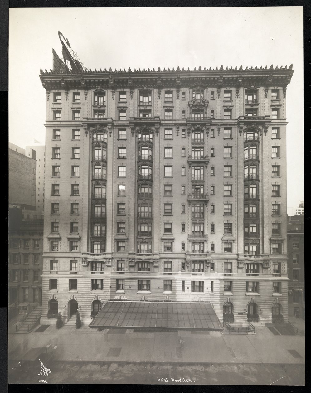 فندق Woodstock في 127 West 43rd Street ، نيويورك ، 1911 أو 1912 (طباعة الجيلاتين الفضي) بواسطة شركة بايرون