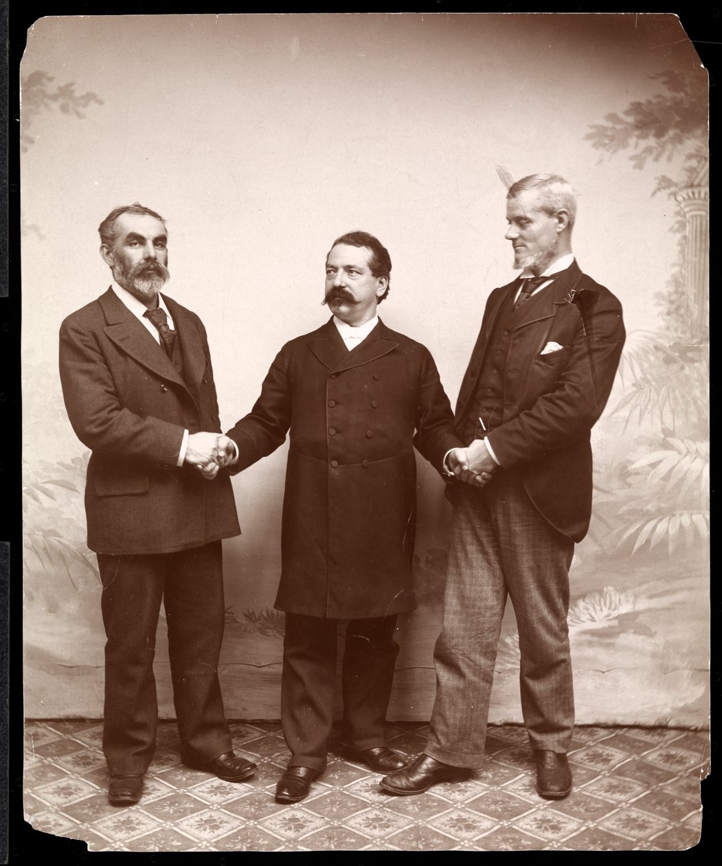 قادة العمال صامويل جومبيرز ، جون بيرنز وهولمز ، 1893-4 (طباعة الجيلاتين الفضي) بواسطة شركة بايرون
